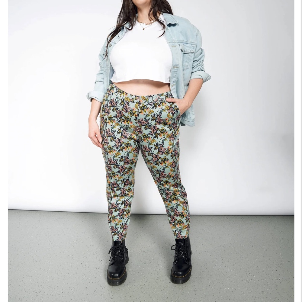 The Empower Slim Crop Pant / Wildfang / size 16